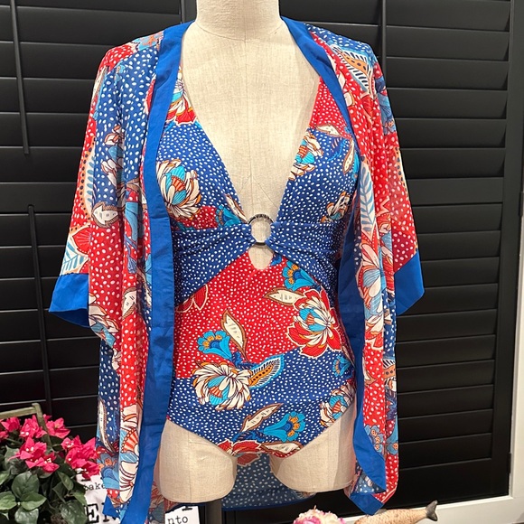 VENUS Other - VENUS Waist Whittling plunge w matching cover up